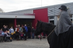 Die Grundstufekinder begrüßen Sankt Martin der auf einem Pferd sitzt